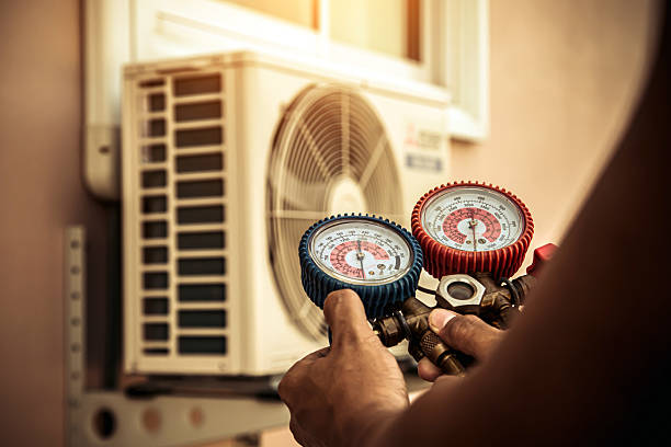 Professional Hvac technician working in Oakland, FL